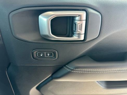 Used 2018 Jeep Wrangler Unlimited Sahara image 15