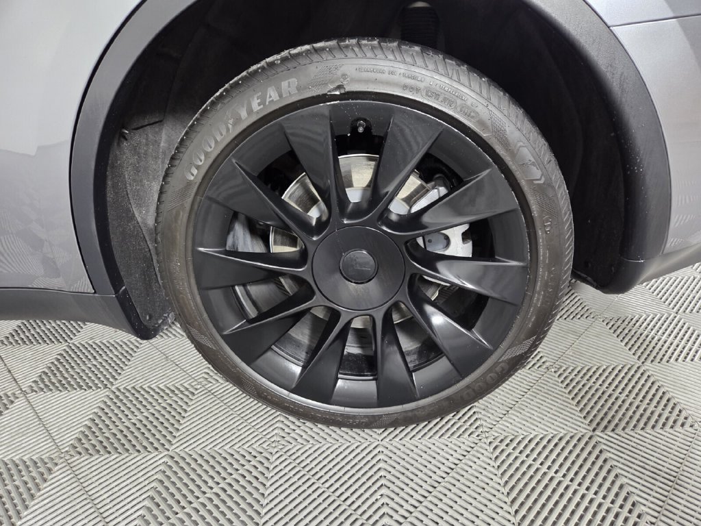 Used 2025 Tesla Model Y Long Range AWD/4WD image 23