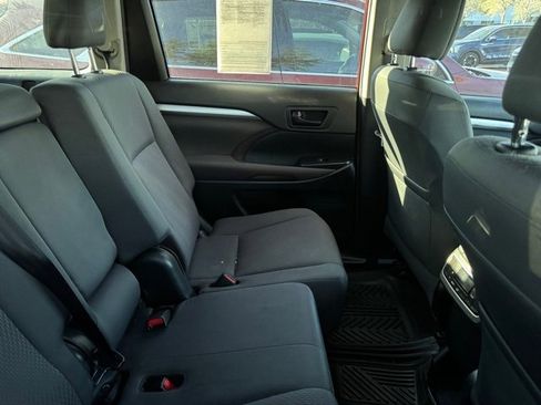Used 2019 Toyota Highlander LE image 6