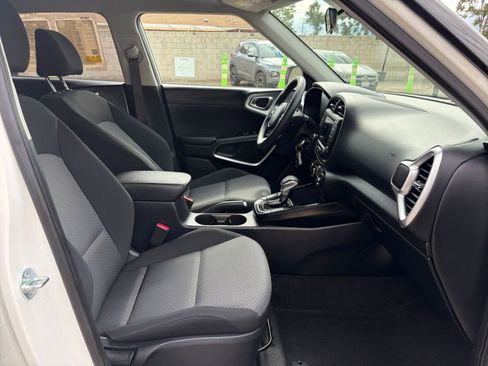 Used 2025 Kia Soul LX w/ LX Technology Package FWD image 34