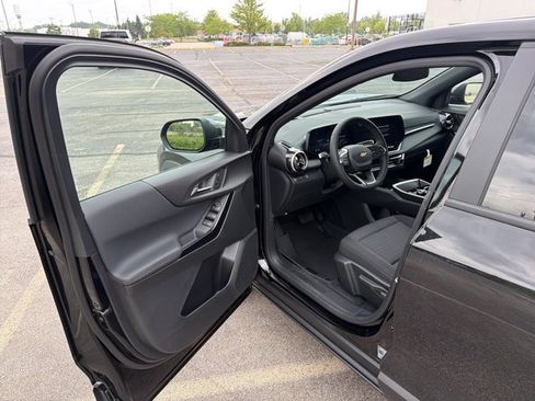 New 2026 Chevrolet Equinox LT w/ LPO, Floor Liner Package FWD image 9