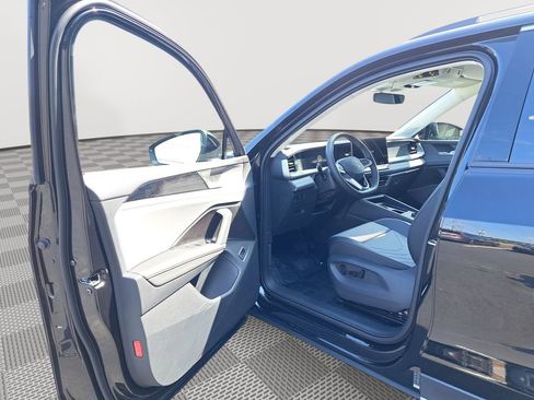 New 2025 Volkswagen Tiguan SE image 11