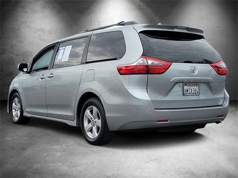 Used 2020 Toyota Sienna LE w/ Carpet Mat Package image 4