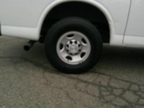 Used 2018 Chevrolet Express 3500 w/ Driver Convenience Package image 9