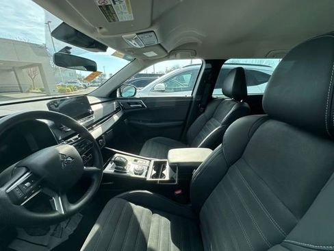 Used 2023 Mitsubishi Outlander SE image 8