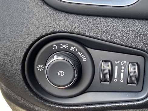 Used 2021 Jeep Renegade Latitude w/ Sun & Sound Group AWD/4WD image 21