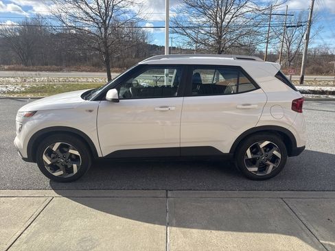Used 2025 Hyundai Venue SEL image 4