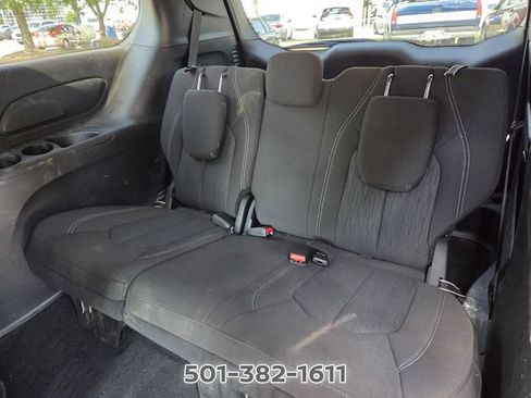 Used 2023 Chrysler Pacifica Touring FWD image 11
