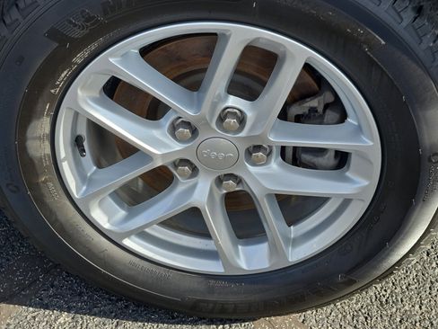 Used 2024 Jeep Grand Cherokee L Laredo image 6