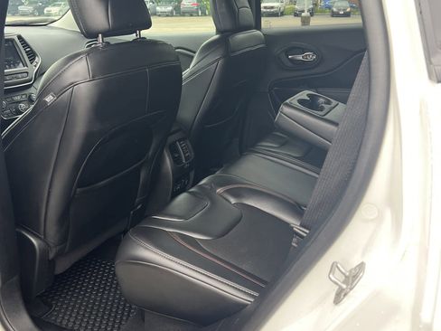 Used 2021 Jeep Cherokee Trailhawk image 12