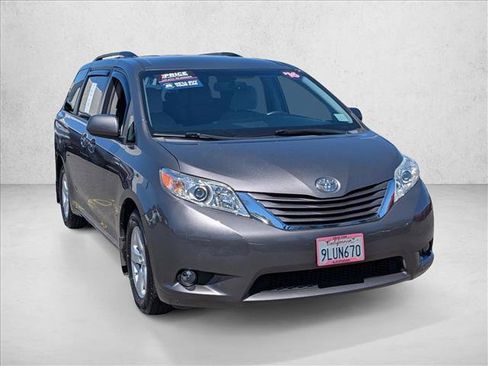 Used 2016 Toyota Sienna LE FWD image 3