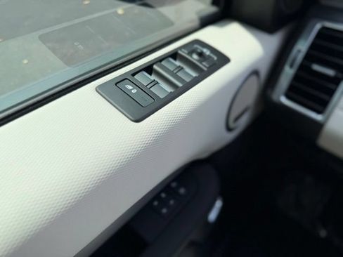 Used 2025 Land Rover Discovery Dynamic SE AWD/4WD image 16