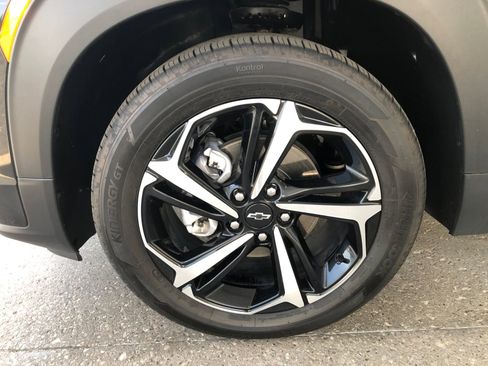 Used 2023 Chevrolet TrailBlazer RS w/ Technology Package FWD image 4