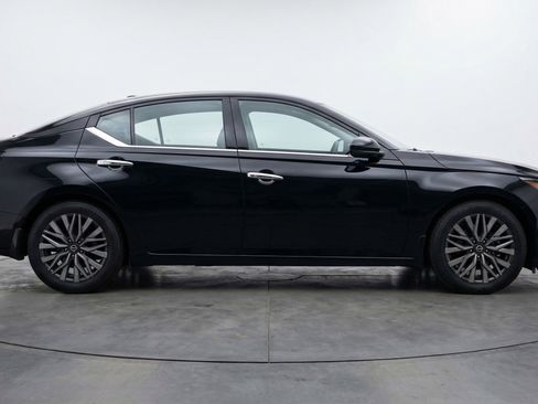 Used 2025 Nissan Altima 2.5 SV FWD image 11