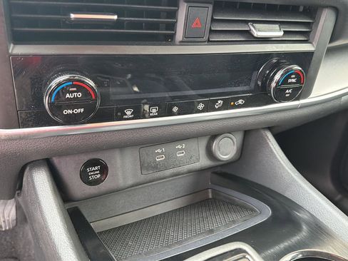 Used 2025 Nissan Rogue SV AWD/4WD image 26