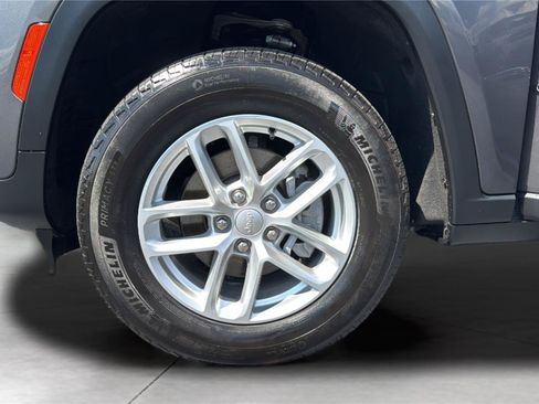 Used 2023 Jeep Grand Cherokee Laredo AWD/4WD image 30