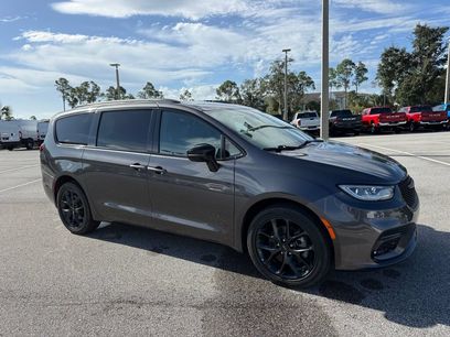 Used 2023 Chrysler Pacifica Limited w/ S Appearance Package