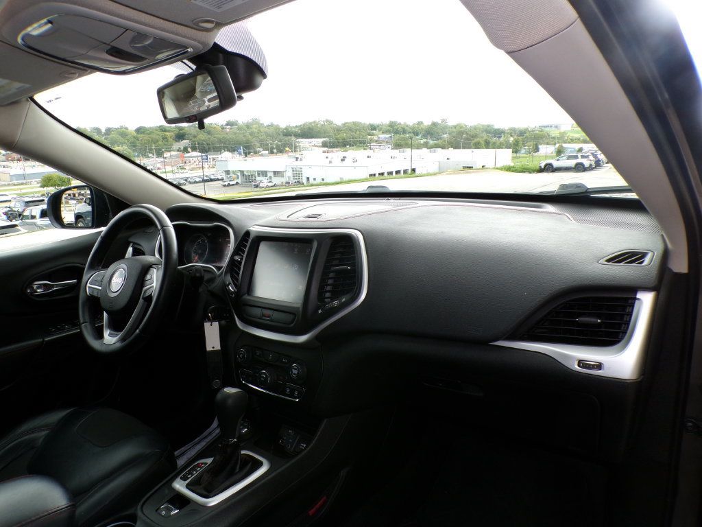 Used 2016 Jeep Cherokee Trailhawk AWD/4WD image 14