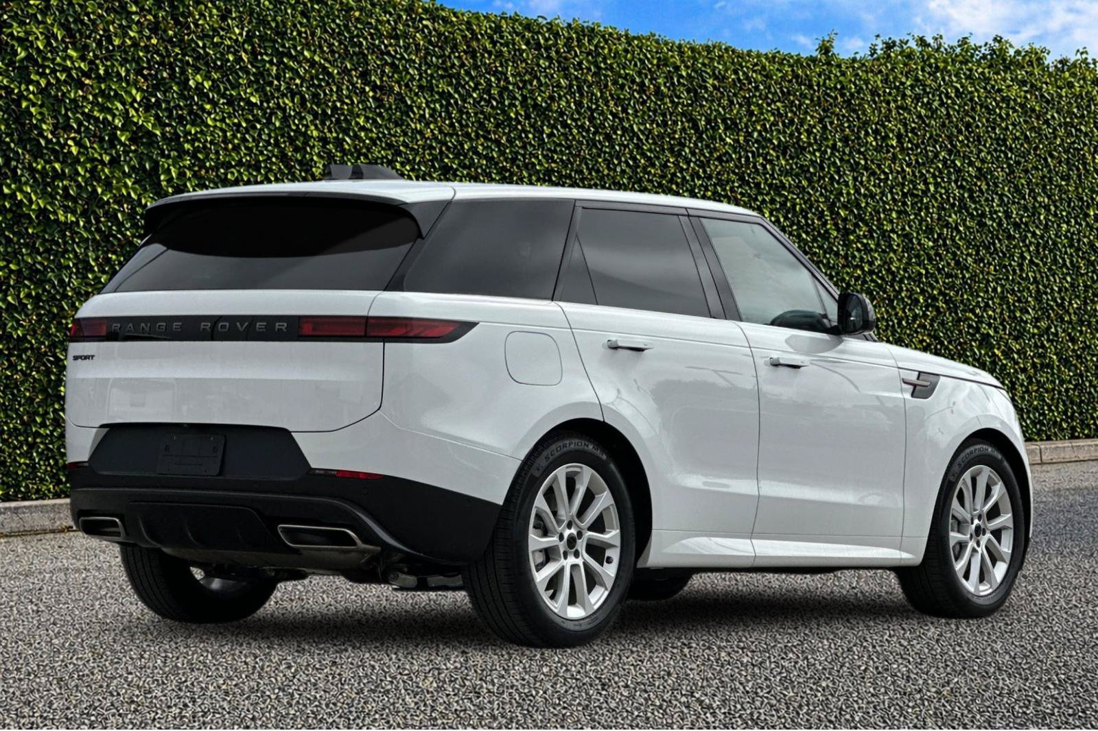 Used 2026 Land Rover Range Rover Sport SE AWD/4WD image 4