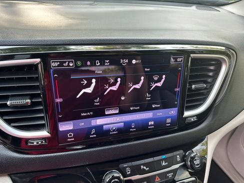 Used 2023 Chrysler Pacifica Touring-L FWD image 23