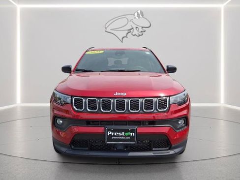 Used 2025 Jeep Compass Latitude w/ Sun & Sound Group AWD/4WD image 4
