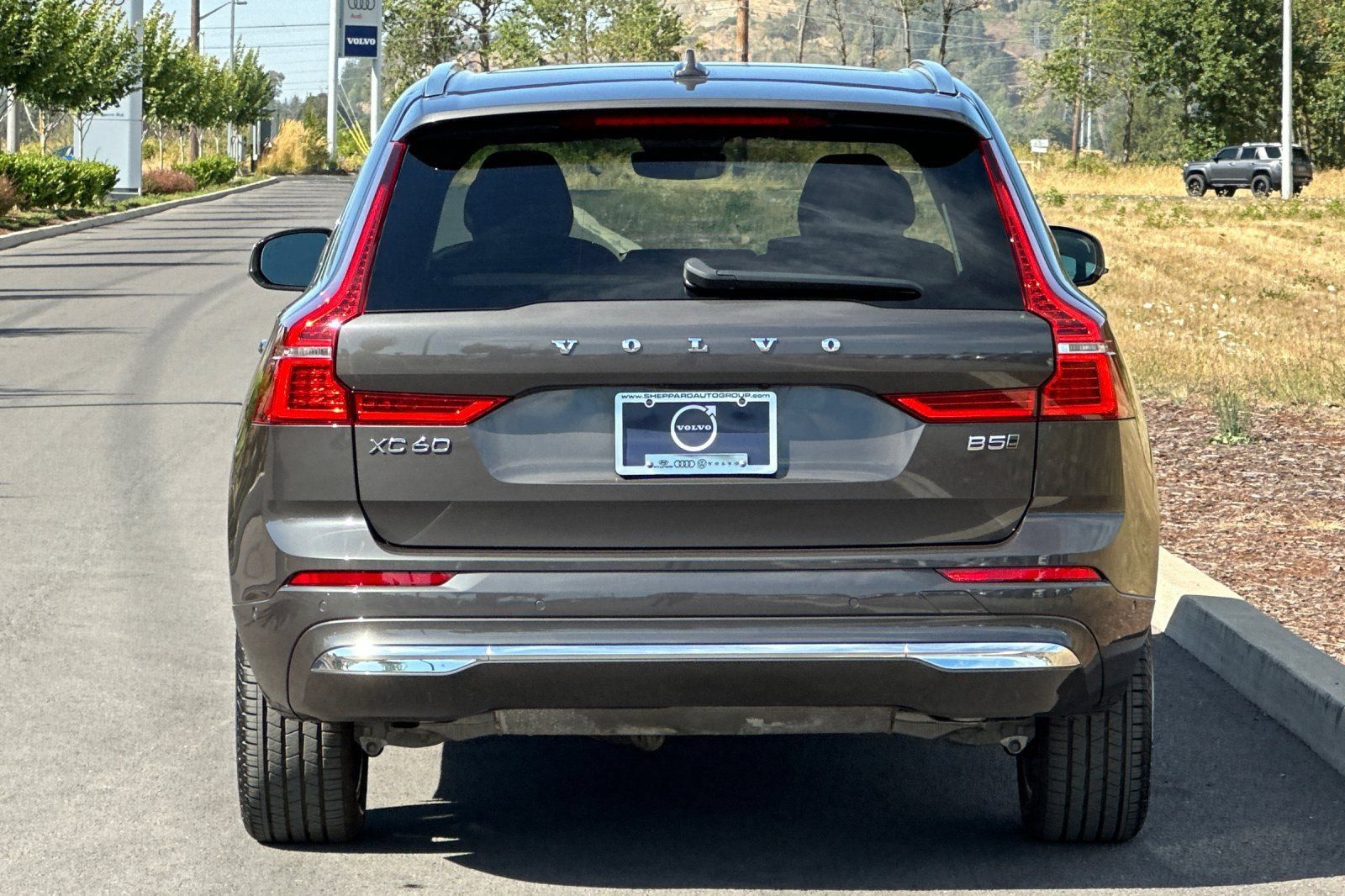 Used 2023 Volvo XC60 B5 Plus w/ Climate Package AWD/4WD image 4