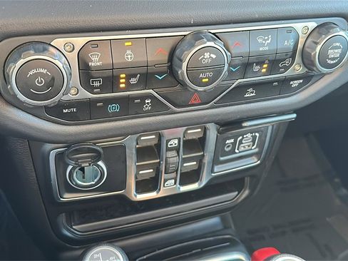 Used 2025 Jeep Wrangler Unlimited Sahara image 23