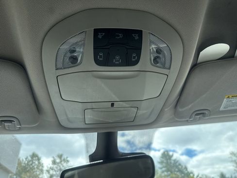 Used 2023 Chrysler Pacifica Touring-L FWD image 19