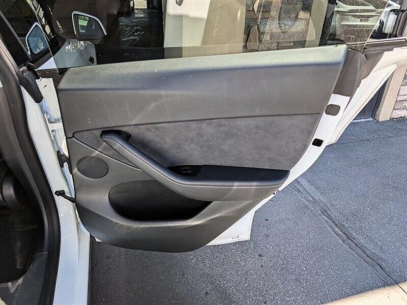 Used 2021 Tesla Model Y Long Range AWD/4WD image 27