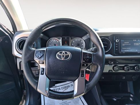 Used 2018 Toyota Tacoma SR5 w/ SR5 Appearance Package (SM) RWD image 11