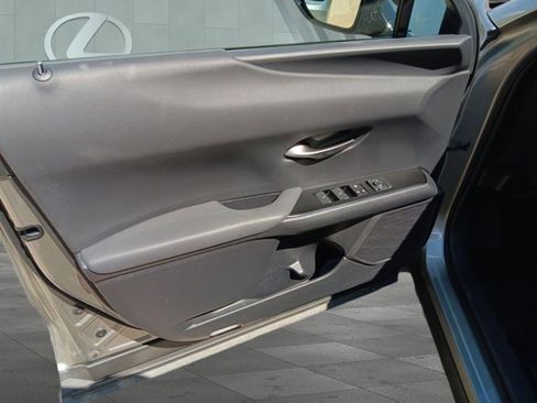 Certified 2022 Lexus UX 200 w/ Accessory Package (Z2) image 8