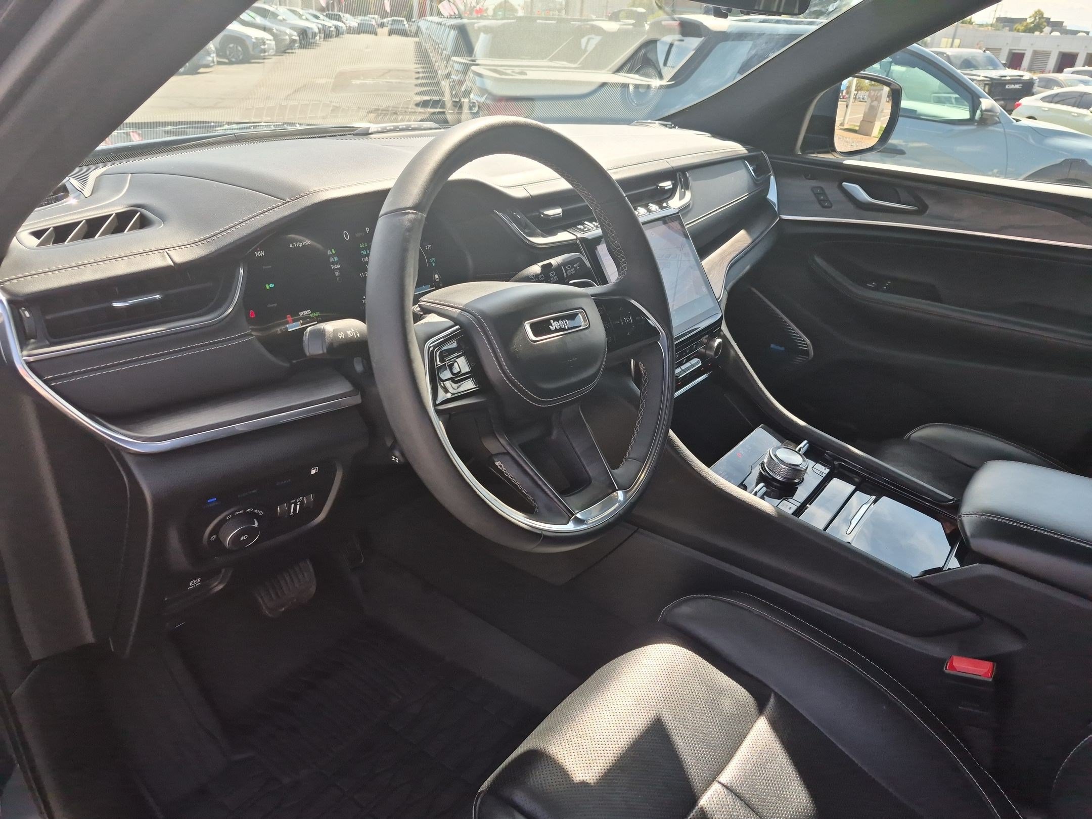Used 2023 Jeep Grand Cherokee Overland w/ Luxury Tech Group IV AWD/4WD image 16