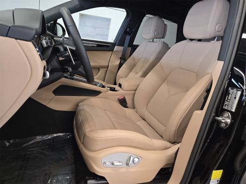 Used 2025 Porsche Macan image 4