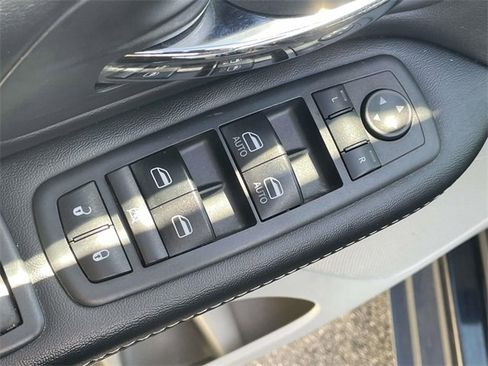 Used 2019 Dodge Grand Caravan SXT image 17