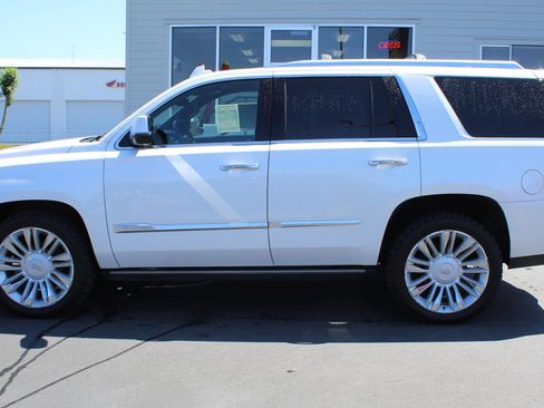 Used 2018 Cadillac Escalade Platinum AWD/4WD image 3