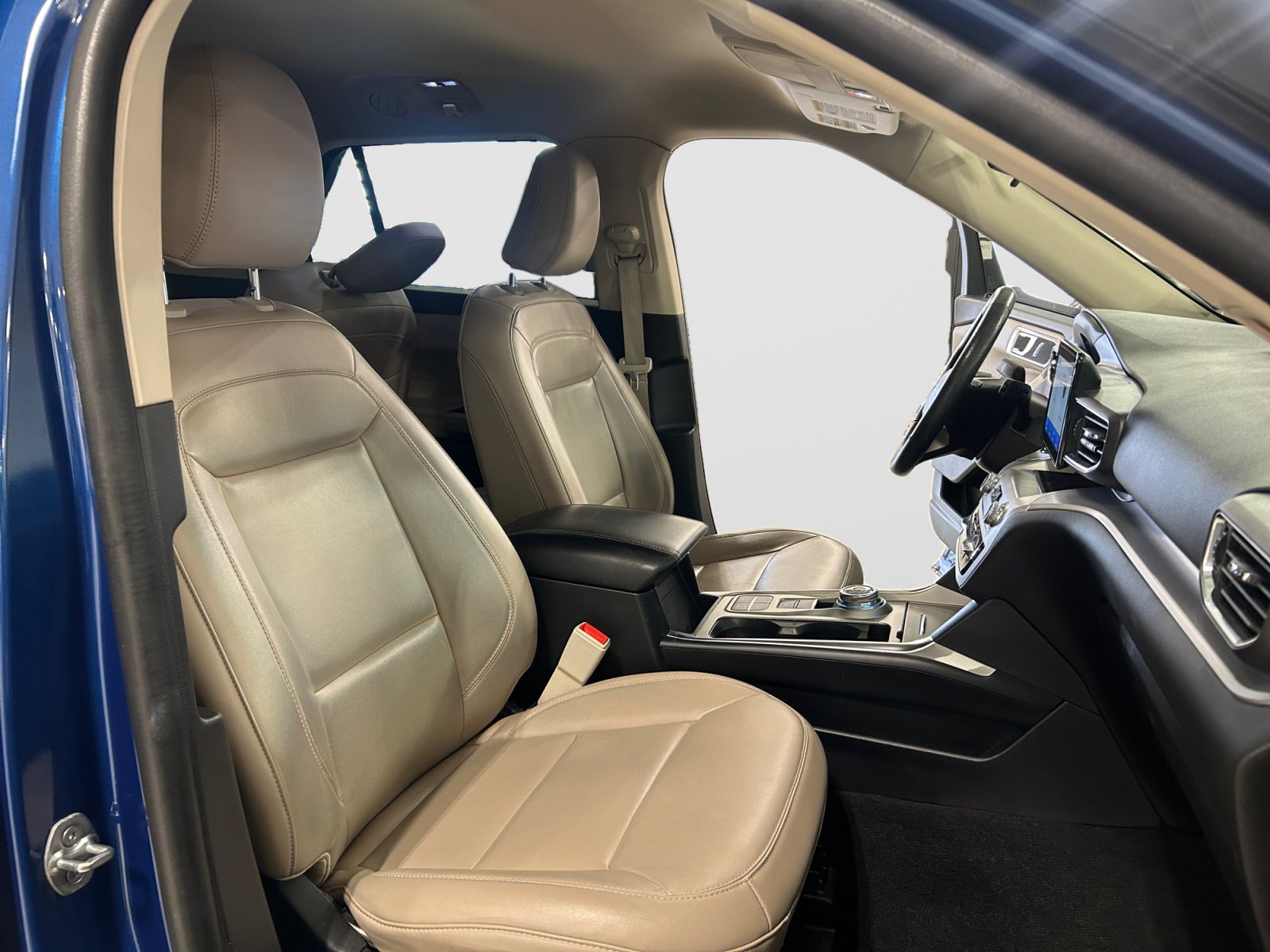 Certified 2022 Ford Explorer XLT w/ Equipment Group 202A RWD image 18
