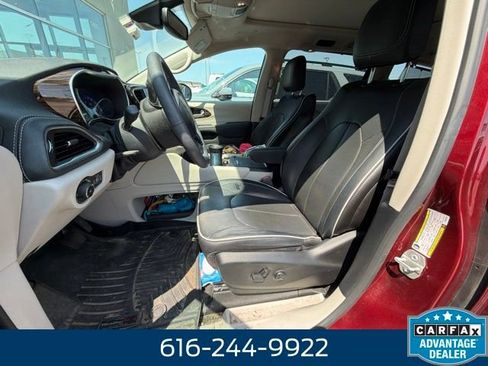 Used 2023 Chrysler Pacifica Limited AWD/4WD image 5