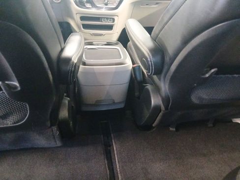 Used 2024 Chrysler Pacifica Touring-L FWD image 34
