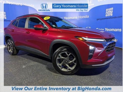 Used 2025 Chevrolet Trax LT w/ Driver Confidence Package image 2