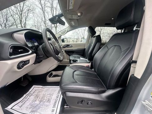Used 2024 Chrysler Pacifica Touring-L image 24
