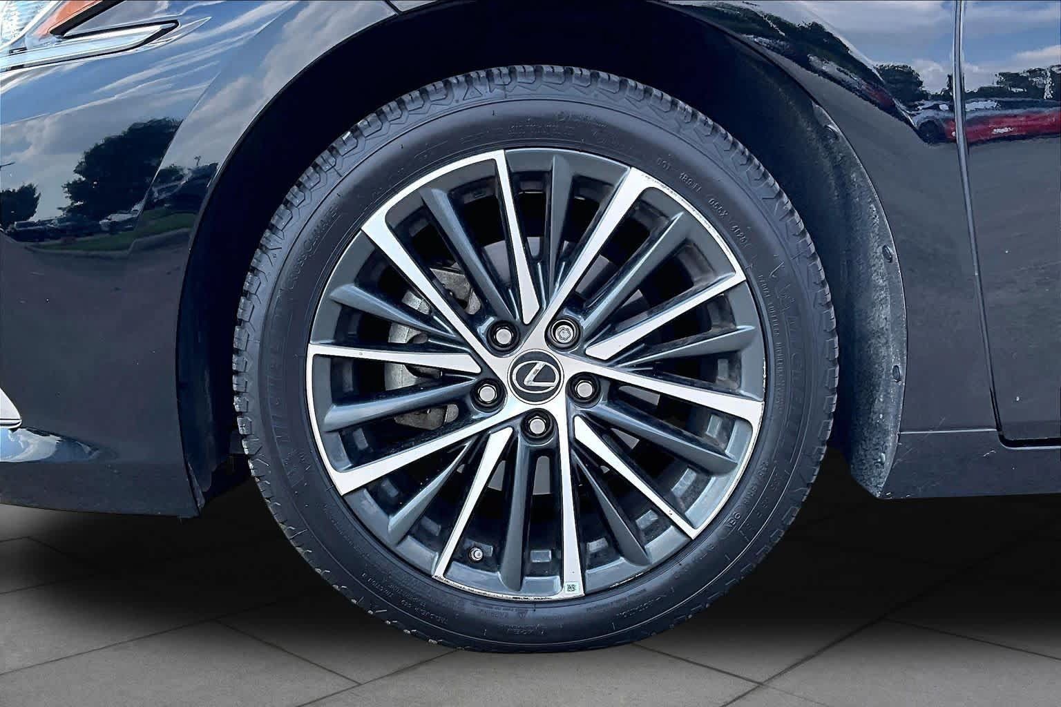 Used 2024 Lexus ES 350 w/ Premium Package FWD image 9
