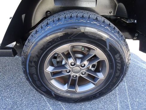 Used 2016 Jeep Wrangler Unlimited Sahara image 32