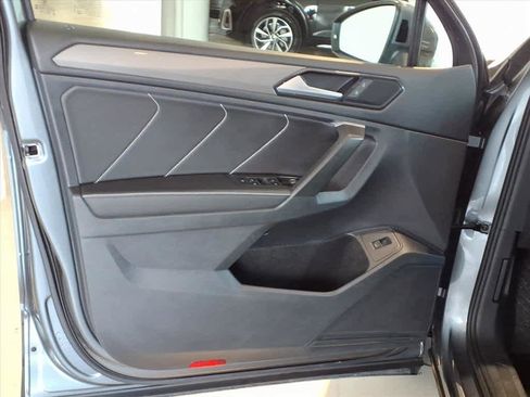 Used 2024 Volkswagen Tiguan SE w/ Panoramic Sunroof Package image 10