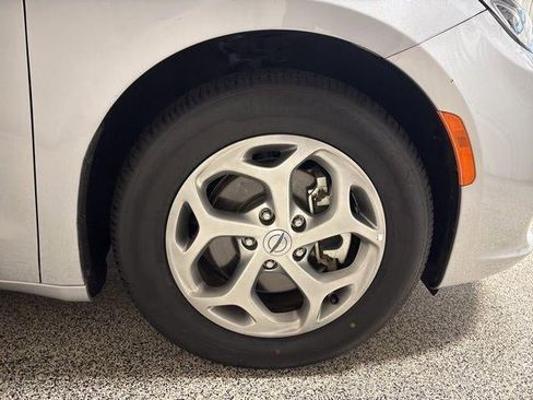 Used 2024 Chrysler Pacifica Limited image 33