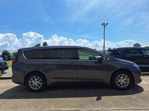 Used 2023 Chrysler Voyager LX FWD image 4