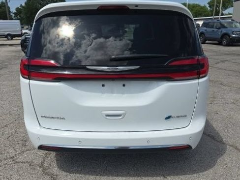 Used 2024 Chrysler Pacifica Limited FWD image 5