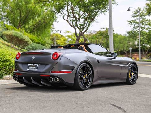 Used 2016 Ferrari California T RWD image 5