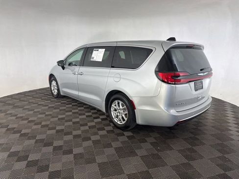 Used 2024 Chrysler Pacifica Touring-L image 7