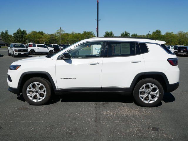 Used 2025 Jeep Compass Latitude w/ Sun & Sound Group AWD/4WD image 5