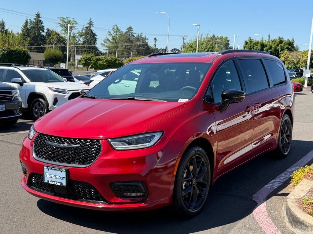 Used 2025 Chrysler Pacifica Limited FWD image 4